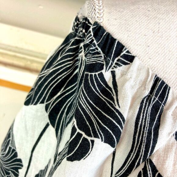 Tahari Linen on or Off Shoulder Floral Black and White blouse w/silver trim - Picture 5 of 15